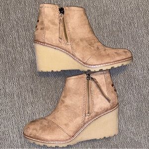 TOMS Avery toffee zip up ankle wedge bootie size 6 NWOT